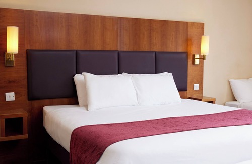Pottersbury Hotel | Cross Roads Hotel by Greene King Inns