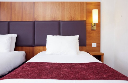 Pottersbury Hotel | Cross Roads Hotel by Greene King Inns