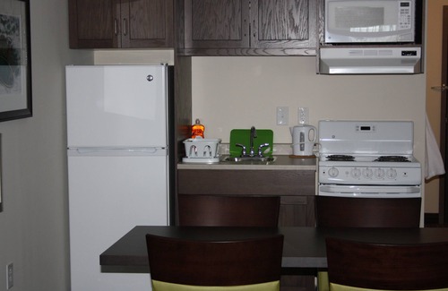 Paradise Hotel | Crossroads Inn & Suites