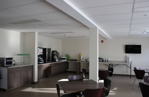 Paradise Hotel | Crossroads Inn & Suites