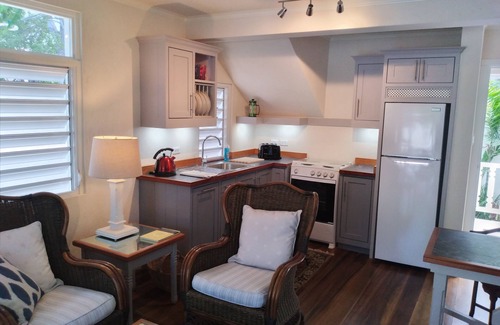 Hastings Cottage | Crotona Garden Lower Cottage 1 Bed Apt, Pool, Lush, Tropical, 2 Min Walk to Sea