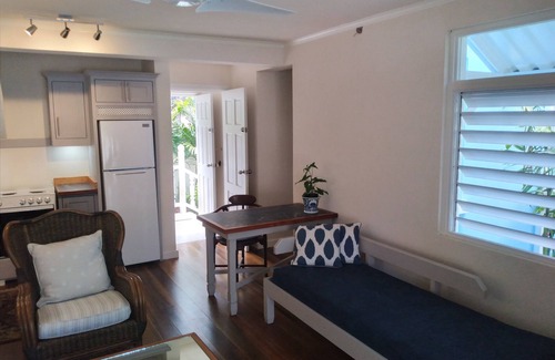 Hastings Cottage | Crotona Garden Lower Cottage 1 Bed Apt, Pool, Lush, Tropical, 2 Min Walk to Sea