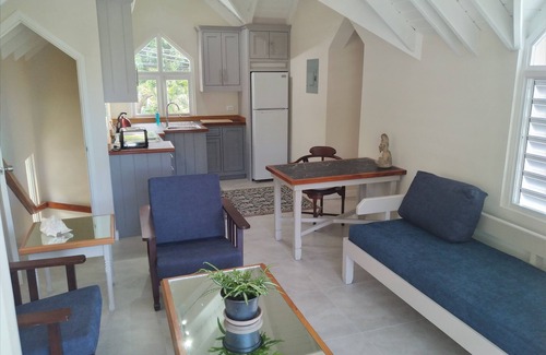 Hastings Cottage | Crotona Garden Upper Cottage 1 Bed Apt, Pool, Lush, Tropical, 2 Min Walk to Sea