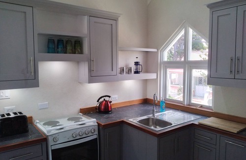 Hastings Cottage | Crotona Garden Upper Cottage 1 Bed Apt, Pool, Lush, Tropical, 2 Min Walk to Sea