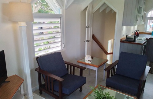 Hastings Cottage | Crotona Garden Upper Cottage 1 Bed Apt, Pool, Lush, Tropical, 2 Min Walk to Sea