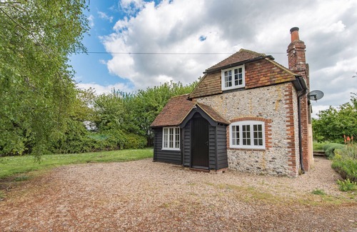 Faversham Cottage | Crow Cottage by Bloom Stays - sleeps 2 guests in 1 bedroom