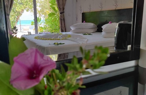 Dhiffushi Hotel | Crown Beach Villas Bikini Beach