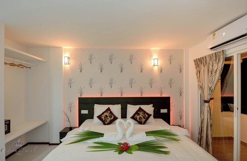 Dhiffushi Hotel | Crown Beach Villas Bikini Beach