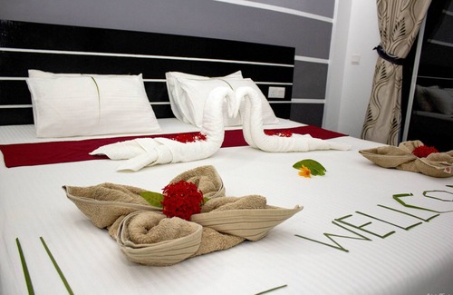 Dhiffushi Hotel | Crown Beach Villas