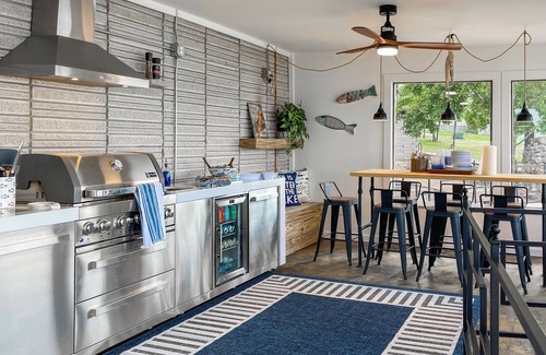 Horseshoe Bend House | Crown Lake Moat House - 3 Ensuite Bedrooms, Lakefront w hot tub and much more!