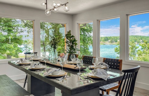 Horseshoe Bend House | Crown Lake Moat House - 3 Ensuite Bedrooms, Lakefront w hot tub and much more!