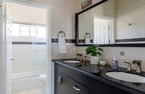 South San Gabriel House | Crowning Luxury: 3 King Suites, 3 Bath Retreat, Workstations, Lightspeed Internet, and On-Site Laundry with Parking.