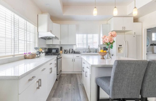 South San Gabriel House | Crowning Luxury: 3 King Suites, 3 Bath Retreat, Workstations, Lightspeed Internet, and On-Site Laundry with Parking.