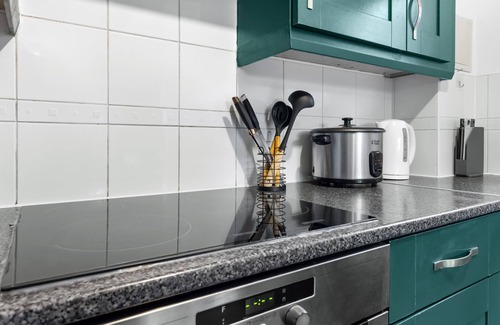 Bensham Manor Apartment | Croydon Spacious - FBS Homes