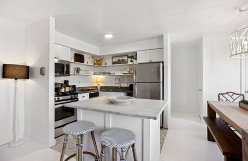 Aurora Highlands Condo | Crystal City Boutique Flats 2BR/Free Parking 204