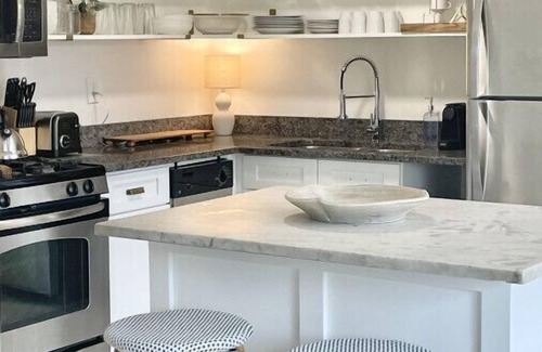 Aurora Highlands Condo | Crystal City Boutique Flats 2BR/Free Parking 204