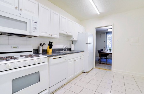 Aurora Highlands Apartment | Crystal City Comfortable Apartments