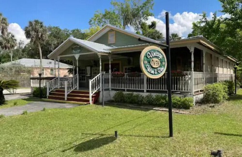 Crystal River Cottage | Crystal Cottage-walk to Manatees