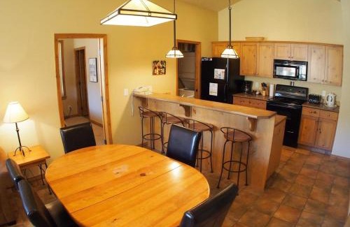 Sun Peaks Apartment | Crystal Forest #72 By Bear Country