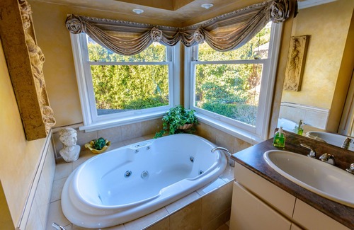 Upper Lonsdale Bed & Breakfast | Crystal's View Bed & Breakfast