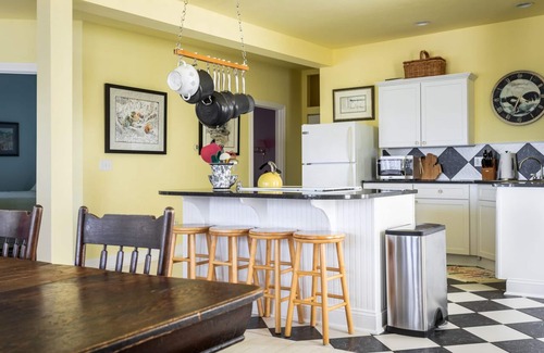 Beulah Apartment | Crystal View, Suite 3