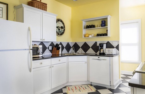 Beulah Apartment | Crystal View, Suite 3