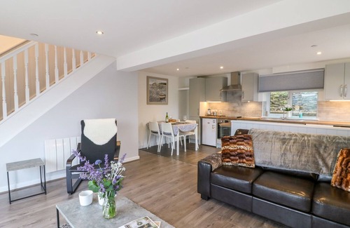 Bridport Cottage | CUCKOO COTTAGE, romantic, with a garden in Bridport
