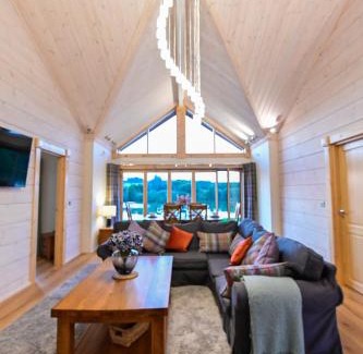 Graig House | Cuddfan Lodge on a Beautiful Lake