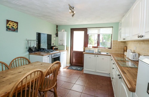 Tremadog Cottage | CUDDFAN, pet friendly, with a garden in Tremadog