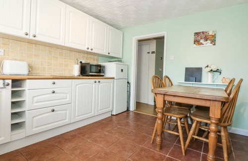 Tremadog Cottage | CUDDFAN, pet friendly, with a garden in Tremadog