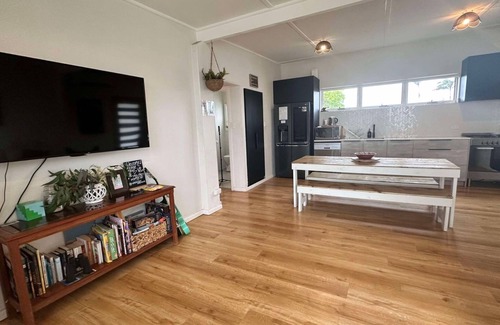 Windang House | Cudgeree Bay Lake House on shores of Lake Illawarra