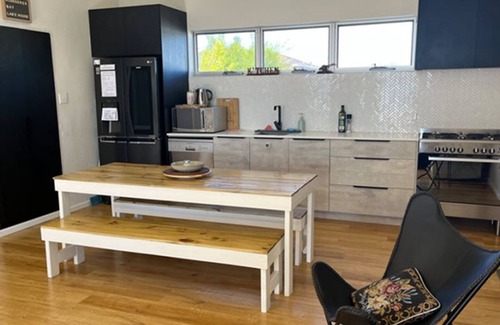 Windang House | Cudgeree Bay Lake House on shores of Lake Illawarra