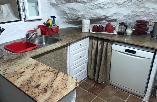 Baza House | Cueva de Ryder Loco, cave house with jacuzzi & wifi