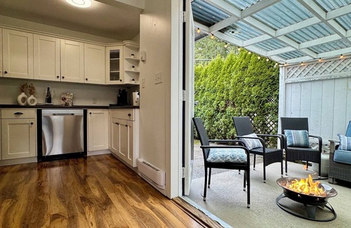 Cultus Lake House | Cultus Lake Blue Beach Bungalow
