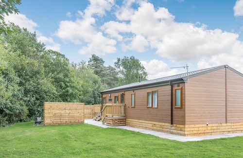 Kiplin Cabin | CUMBRIA, family friendly, with hot tub in Scorton, Richmond