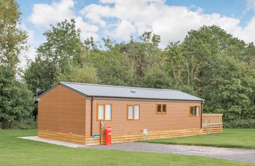 Kiplin Cabin | CUMBRIA, family friendly, with hot tub in Scorton, Richmond