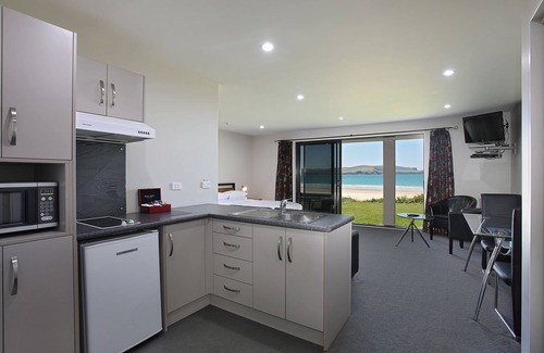 Curio Bay House | Curio Bay Salt House Motel