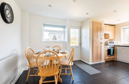 Newquay Cottage | Curlew Cottage, Cubert, with glimpses of the sea