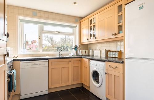 Newquay Cottage | Curlew Cottage, Cubert, with glimpses of the sea