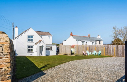 Newquay Cottage | Curlew Cottage, Cubert, with glimpses of the sea