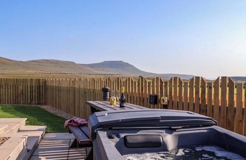 Yockenthwaite Cottage | CURLEW, family friendly, with hot tub in Ingleton