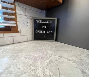 Green Bay House | Curly's Quarters (4 Bedroom Home) w/Lambeau view