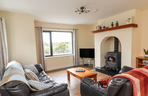 Lauragh Cottage | CURRAHA, pet friendly, with open fire in Lauragh, County Kerry