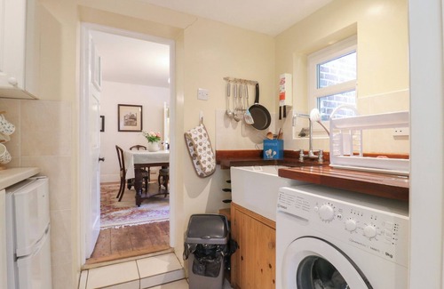 Bradwell-on-Sea Cottage | CURRY FARM, pet friendly, with a garden in Bradwell-On-Sea