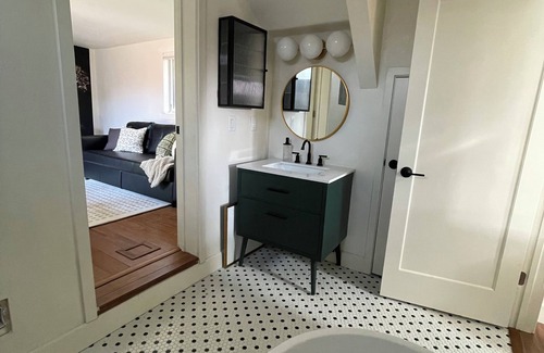 North Oak Park Cottage | Curtis Park Charmer!