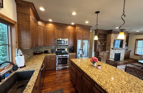 Bonney Lake House | Custom built Lake Tapps Waterfront Guest house, 2 bed, 2bath, W/D