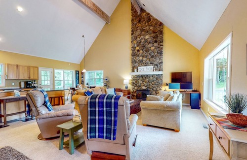 Dallas Cottage | Custom-Built - Large Deck, Griddle, and Washer/Dryer