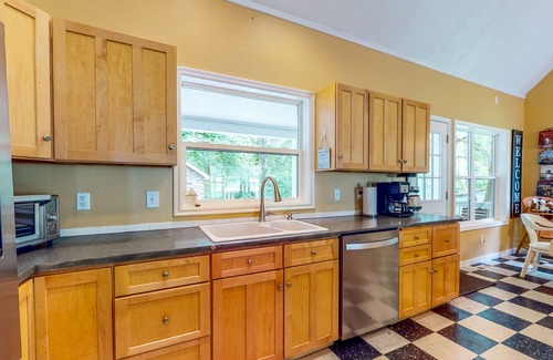 Dallas Cottage | Custom-Built - Large Deck, Griddle, and Washer/Dryer
