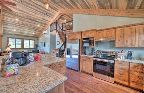 Livingston Apartment | Custom Livingston Apt with Balcony and Mountain Views!