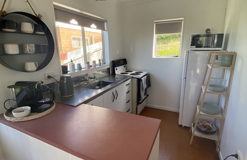 Foxton Beach Cottage | Cute 1 bedroom cottage - a couples retreat